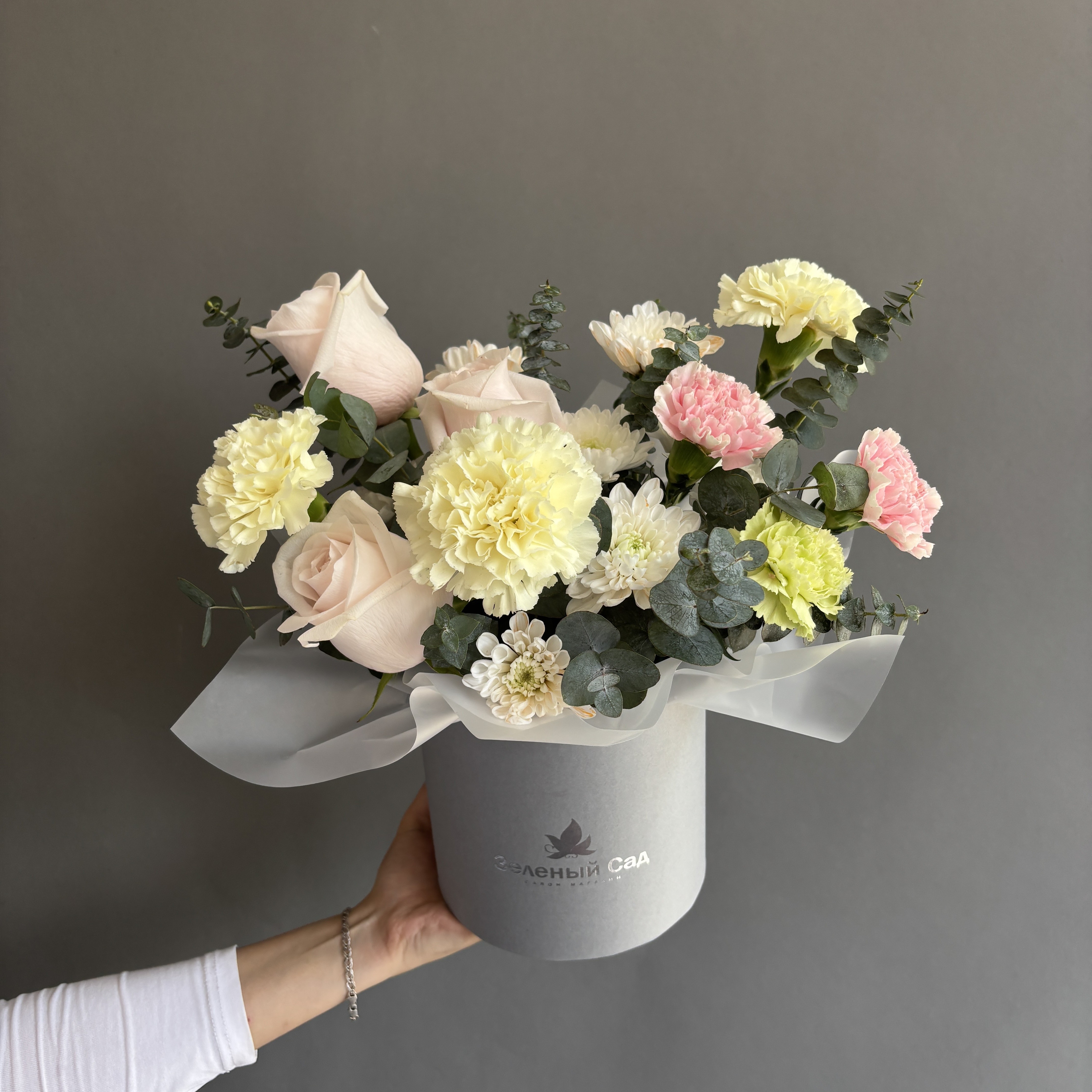 Композиция с розами, гвоздиками и эвкалиптом 8296